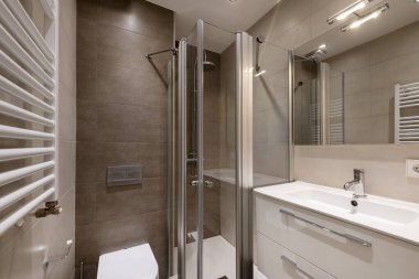 Walk-in shower glass panel, London