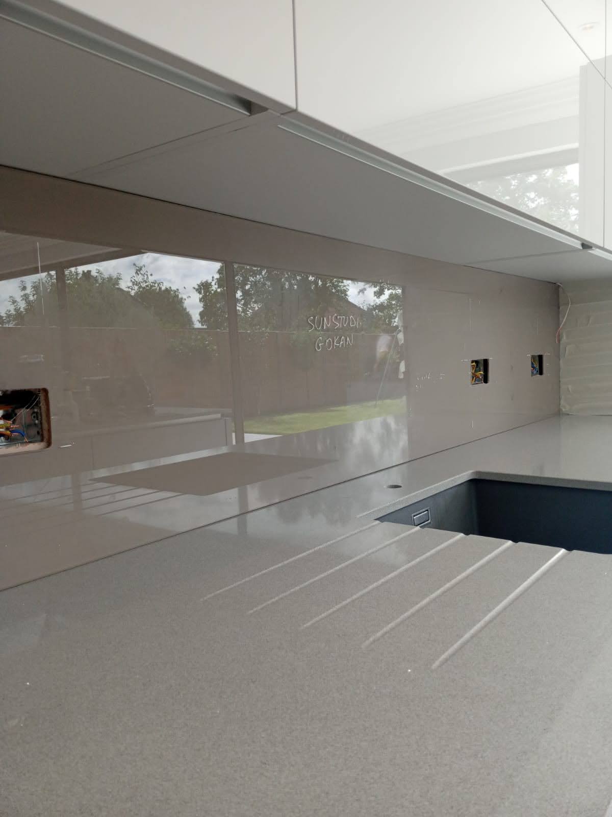 Bathroom glass splashback, London